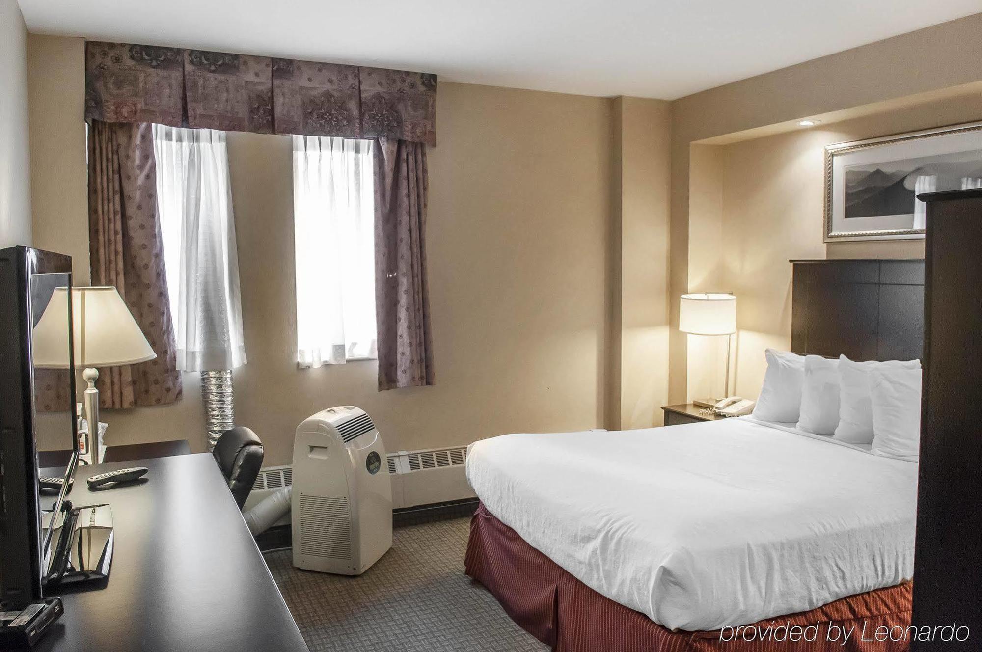 Econo Lodge Inn & Suites Downtown Toronto Exterior photo